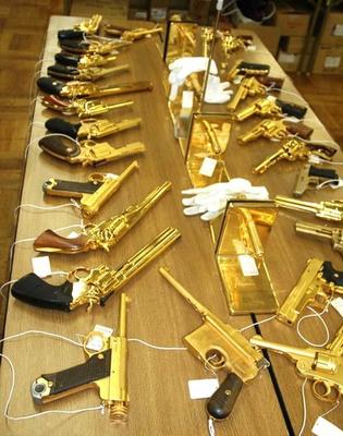 黃金槍一覽 全身鍍金工藝精美，其中一把極具創(chuàng)意！